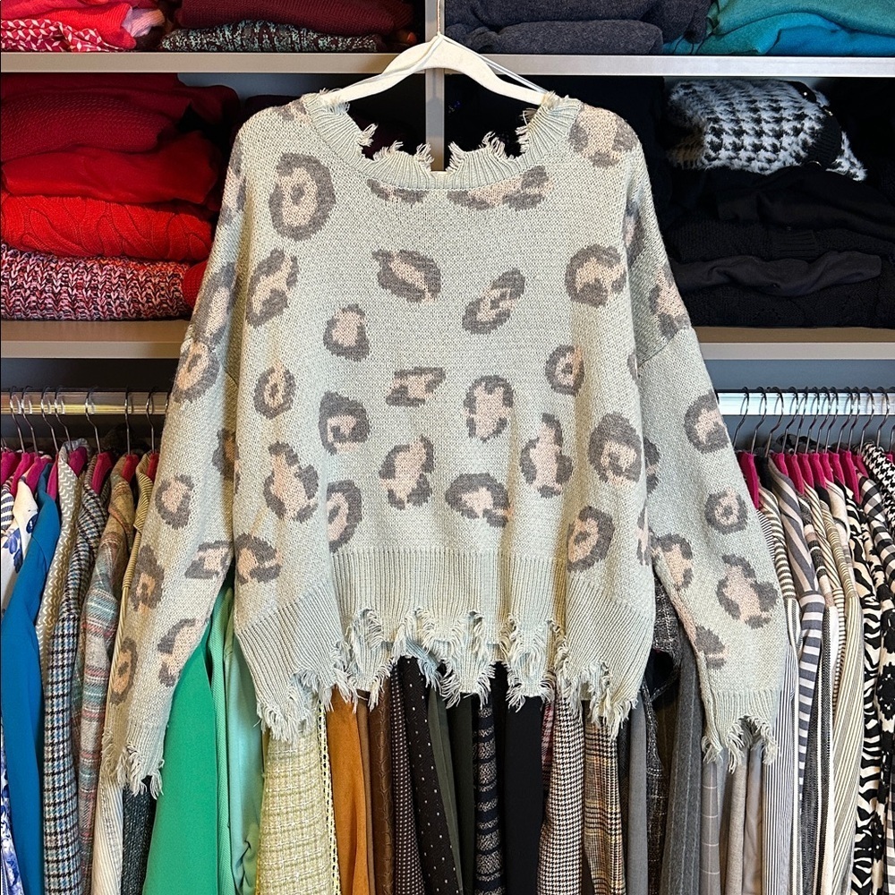 Miracle blue/gray/pink leopard print long sleeve v neck raw edged sweater S/M - Picture 3 of 4